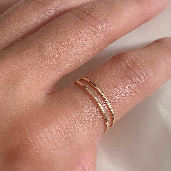 Anello sottile martellato delicato, anello minimale, anello impilabile