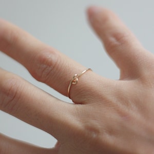 Zierlicher dünner Ring, minimalistischer Ring, schlichter Goldring