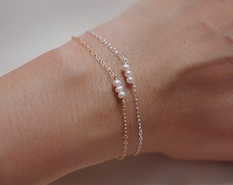 Dainty pearl bracelet