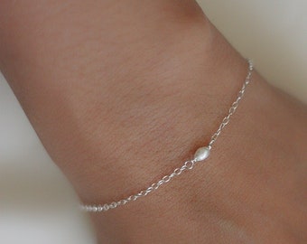 Dainty gold silver oval pearl bracelet