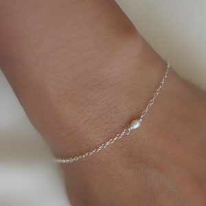 Dainty gold silver oval pearl bracelet