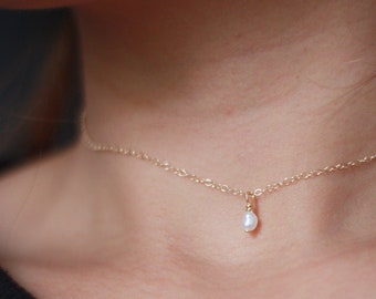 Dainty necklace with tiny pearl