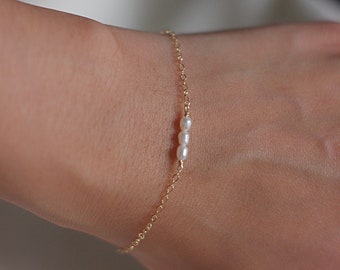 Dainty gold oval pearl bracelet