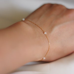 Ultra fine beaded pearly bracelet