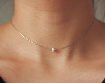 Dainty necklace with small pearl