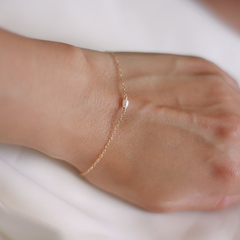 Dainty gold oval pearl bracelet image 7