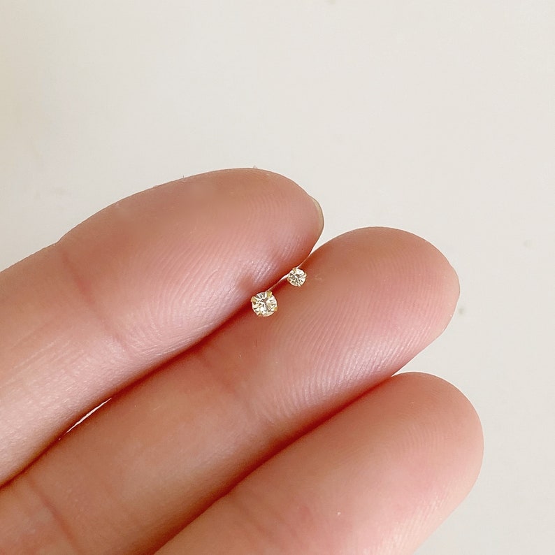 Super tiny crystal diamond earring / nose stud teeny tiny stud zdjęcie 3
