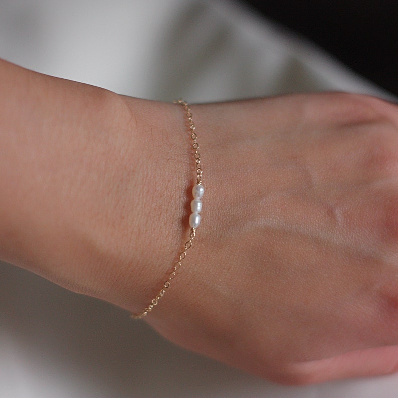 Dainty gold oval pearl bracelet image 1