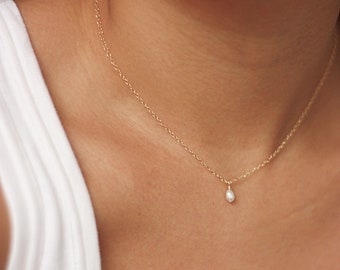 Minimal dainty necklace with small pearl