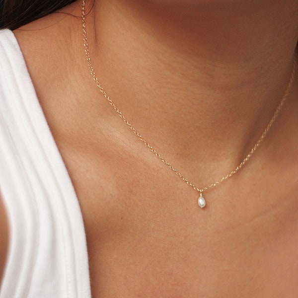 Minimal dainty necklace with small pearl