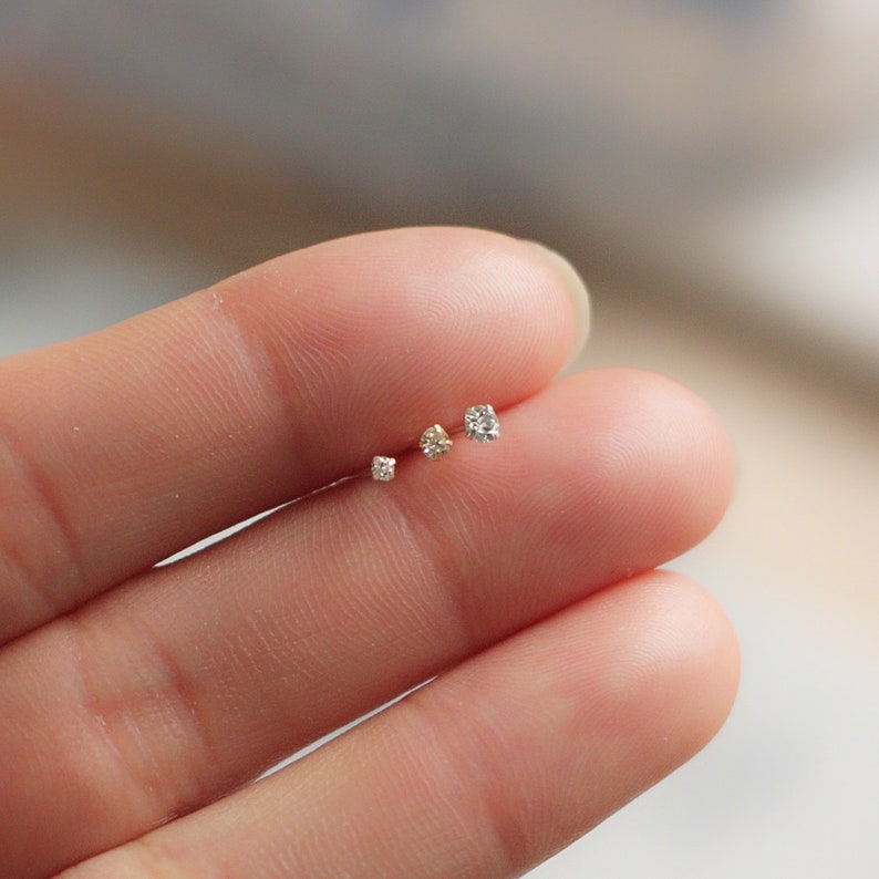 Piccolissimo perno con diamante micro cristallo, orecchino delicato immagine 1