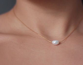 Dainty necklace with freshwater pearl