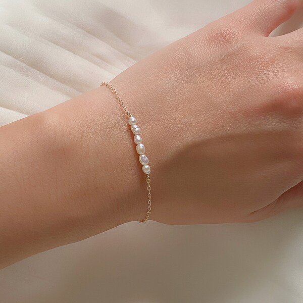 Bracelet fin en or avec de petites perles