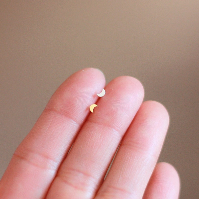 Teeny kleine maan oorbellen/maan neus studs afbeelding 3