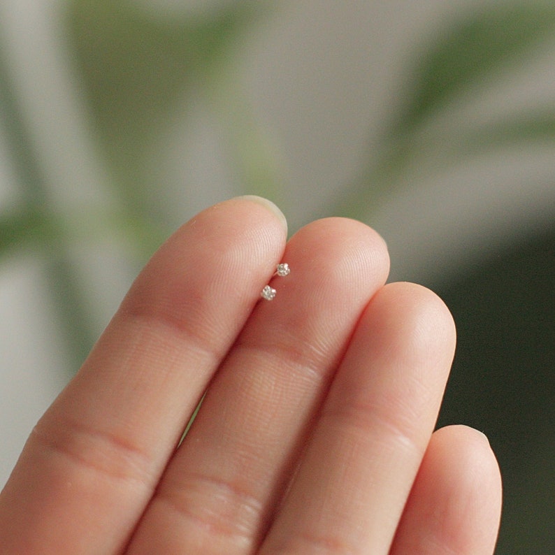 Super small micro crystal diamond earring / nose stud 1,2 mm 1,7 mm afbeelding 1