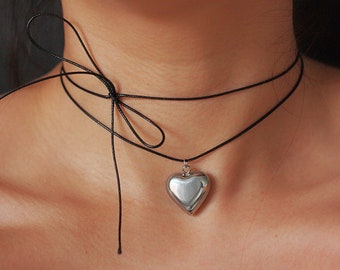 Delicado collar de corazón grande de cuerda negra - gargantilla de corazón grande