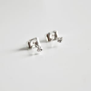 Super tiny crystal diamond earring / nose stud teeny tiny stud zdjęcie 6