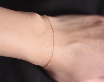 Fijne, dunne, delicate armband van roestvrij staal.