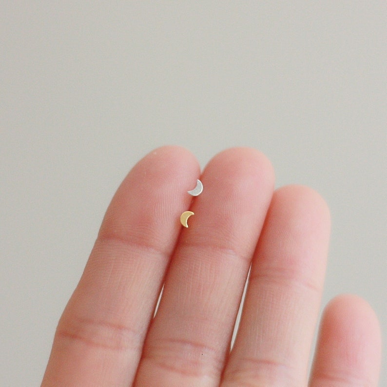 Teeny kleine maan oorbellen/maan neus studs afbeelding 1