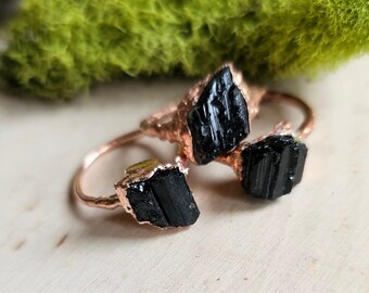 Raw Black Tourmaline Ring - Copper Electroformed Minimalist Crystal Band - Rustic Organic Copper Jewelry