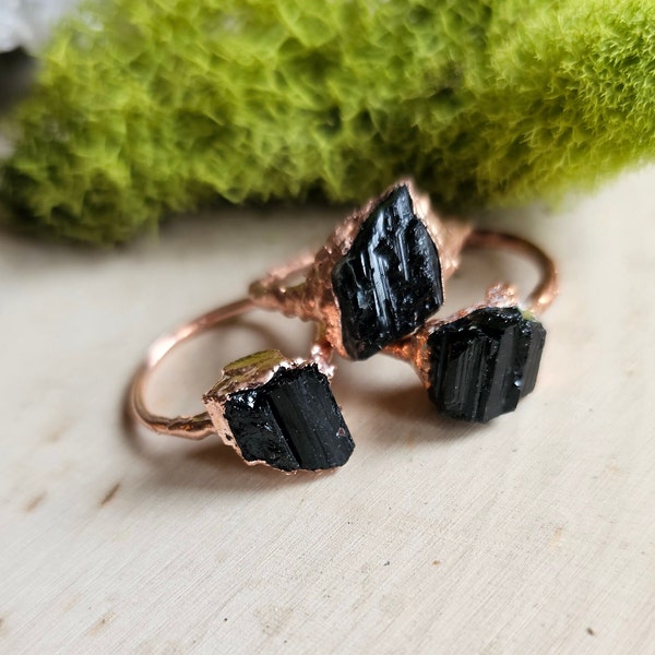 Raw Black Tourmaline Ring - Copper Electroformed Minimalist Crystal Band - Rustic Organic Copper Jewelry