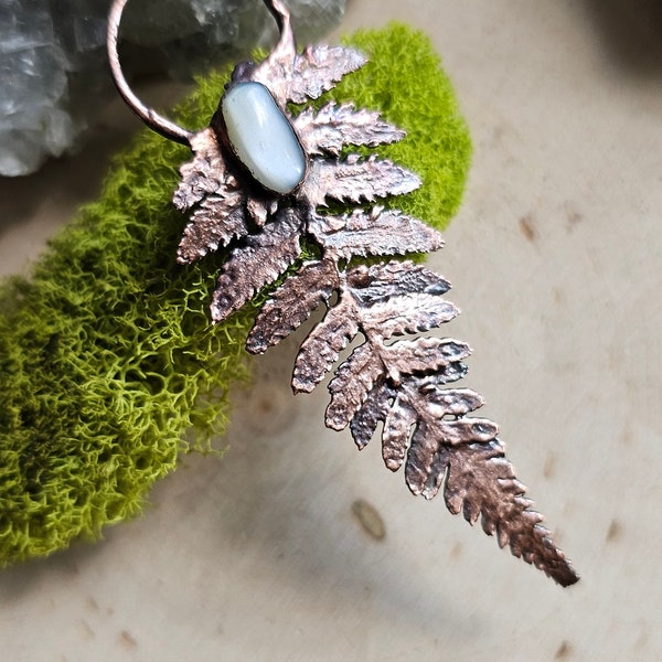 Kupfer Farn Blatt Anhänger - Botanischer Weißer Mondstein Electroformed Halskette - OOAK Natur inspirierter Schmuck - Fairycore Schmuck