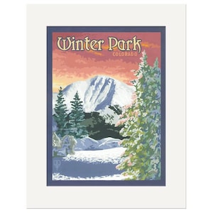 Może przedstawiać: Oprawiony wydruk przedstawiający górski krajobraz z napisem "Winter Park Colorado". Grafika przedstawia ośnieżoną górę pod kolorowym niebem, z wiecznie zielonymi drzewami na pierwszym planie. Wydruk jest oprawiony w niebieską ramkę i białe passe-partout.