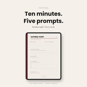 Puede incluir: Un planificador digital con el texto "Ten minutes. Five prompts. Sunday night. Every week." El planificador se titula "sunday reset" e incluye indicaciones para la reflexi&oacute;n y la planificaci&oacute;n. El planificador es negro con un borde burdeos.