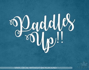Op de afbeelding: Witte vinyl sticker met de tekst "Paddles Up!!" op een blauwe achtergrond.