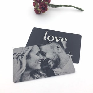 Tarjeta de billetera con foto Love Note: agregue grabados escritos a mano en la parte posterior; grabada con láser para durar; obsequios memorables personalizados
