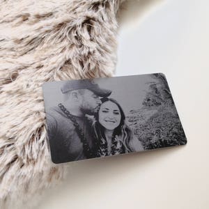 Billetera con foto grabada (agregue un grabado en la parte posterior) - Regalos para calcetines, regalos para él o para ella - Tarjeta de amor con foto grabada con láser