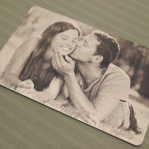 Inserto de billetera con imagen grabada - Tarjeta de aniversario - Grabado en el reverso también - Él o ella - Grabado con láser - Inserto de billetera escrito a mano