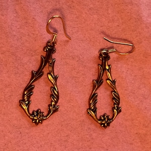Victorian Dangle Earring Plated in Antiqued Brass Finish (E-D35), Floral