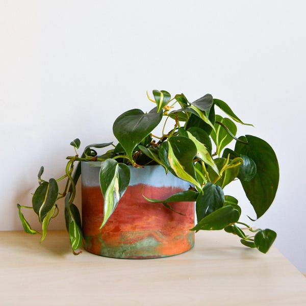 Maceta de hormigón con diseño de acuarela arcoíris: maceta de interior hecha a mano