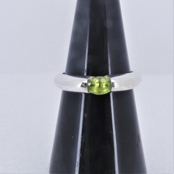 Peridot Ring in Sterling Silver Aesthetic Style August Birthstone in Size 7.5 Dainty Understated 925 Estate Jewelry