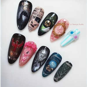 Puede incluir: Un juego de diez uñas postizas con diseños intrincados inspirados en Harry Potter, que incluyen un estampado de periódico Daily Prophet, un fénix rojo, un marco dorado, una calavera plateada, un orbe azul y textos como Order of the Phoenix.