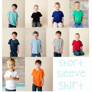 Puede incluir: Un conjunto de diez camisetas de manga corta en varios colores, incluyendo turquesa, negro, azul, verde, azul claro, gris, rojo, blanco y naranja. Las camisetas se muestran en ni&ntilde;os peque&ntilde;os que llevan pantalones vaqueros.