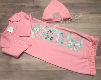 Bata de bebé con monograma y apliques: atuendo personalizado para recién nacidos para llevar a casa