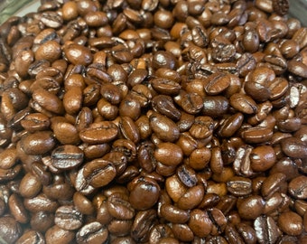 Könnte beinhalten: Nahaufnahme eines Glasbehälters gefüllt mit dunkelbraunen Kaffeebohnen.