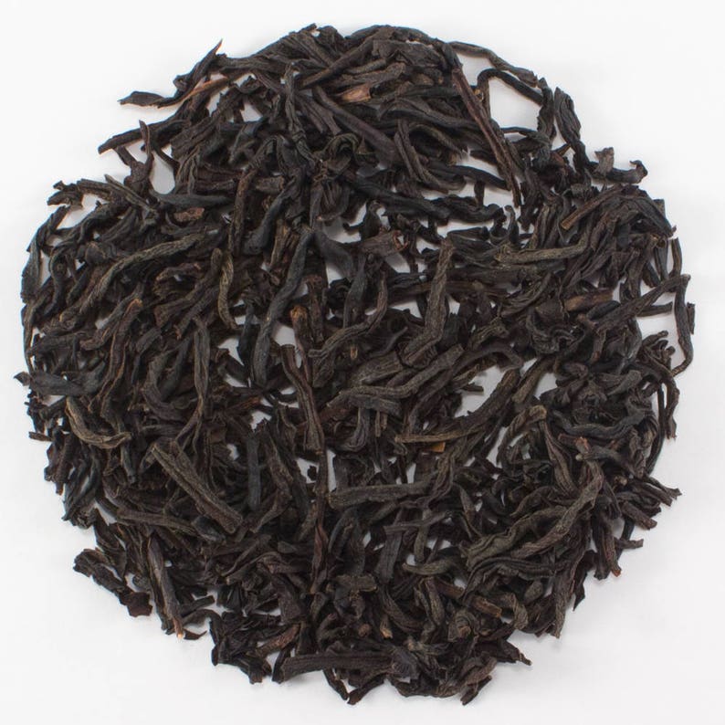 K&ouml;nnte beinhalten: Lose schwarze Teebl&auml;tter, ideal f&uuml;r die Zubereitung einer Tasse Tee.