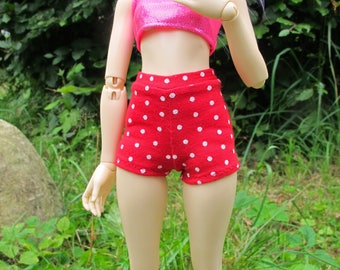 Minifee/Slim msd shorts, rode polkadotted hotpants.