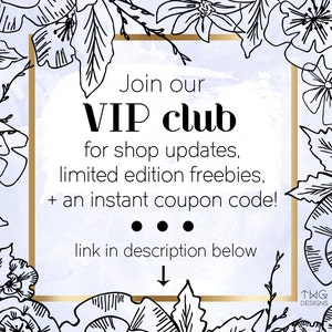K&ouml;nnte beinhalten: Ein goldener Rahmen mit wei&szlig;em Hintergrund und schwarzen floralen Designs. Der Text im Rahmen lautet "Treten Sie unserem VIP-Club bei, um &uuml;ber Shop-Updates, limitierte Editionen von Gratisartikeln und einen sofortigen Gutscheincode informiert zu werden! Link in der Beschreibung unten".