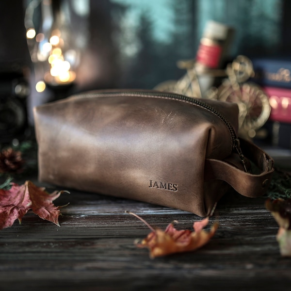 Personalized leather dopp kit, mens leather toiletry bag, mens dopp kit, groomsmen gift mens toiletry bag with a name stamp,