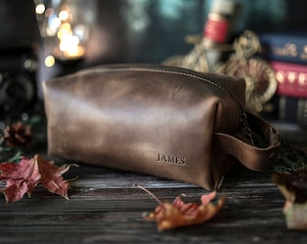 Personalized leather dopp kit, mens leather toiletry bag, mens dopp kit, groomsmen gift mens toiletry bag with a name stamp,