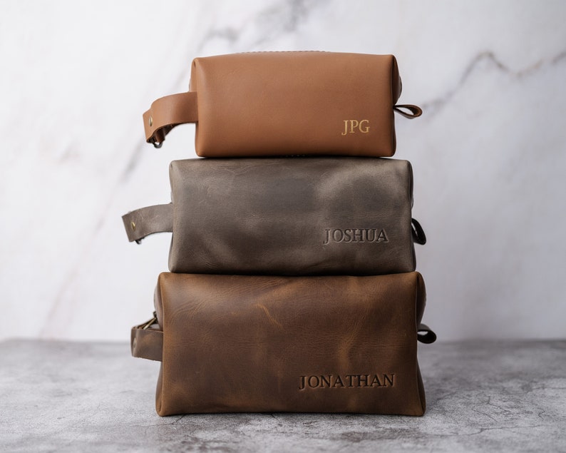 Leren toilettas gepersonaliseerde bruidsjonkers geschenken lederen dopp kit gepersonaliseerd cadeau voor hem heren dopp kit voor mannen, unieke letters afbeelding 1