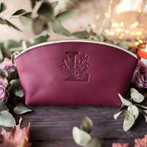 Bridesmaid gifts, Leather makeup bag, Mothers day gift, Personalized gift, Bridesmaid, Gift for her, Personalized with Floral Initial zdjęcie 1