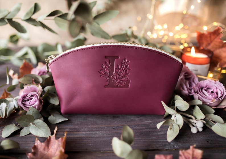 Bridesmaid gifts, Leather makeup bag, Mothers day gift, Personalized gift, Bridesmaid, Gift for her, Personalized with Floral Initial zdjęcie 1