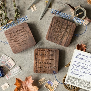 Pode incluir: Tr&ecirc;s placas de madeira com fontes diferentes, cada uma gravada com uma mensagem sincera sobre amizade e fam&iacute;lia. A mensagem diz: "Voc&ecirc; &eacute; meu melhor amigo, o pai de nossos filhos, e voc&ecirc; &eacute; minha for&ccedil;a oculta. Obrigado por tornar a vida t&atilde;o bela. N&oacute;s te amamos."