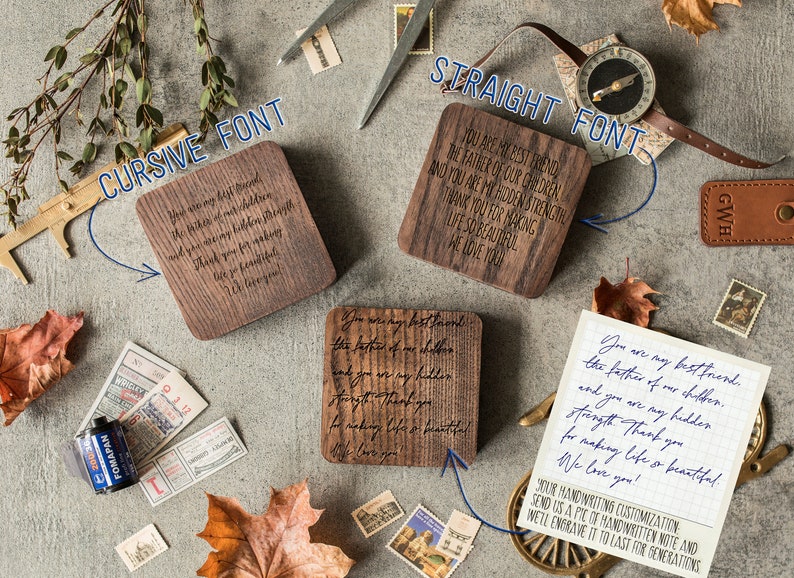 Pode incluir: Tr&ecirc;s placas de madeira com fontes diferentes, cada uma gravada com uma mensagem sincera sobre amizade e fam&iacute;lia. A mensagem diz: "Voc&ecirc; &eacute; meu melhor amigo, o pai de nossos filhos, e voc&ecirc; &eacute; minha for&ccedil;a oculta. Obrigado por tornar a vida t&atilde;o bela. N&oacute;s te amamos."