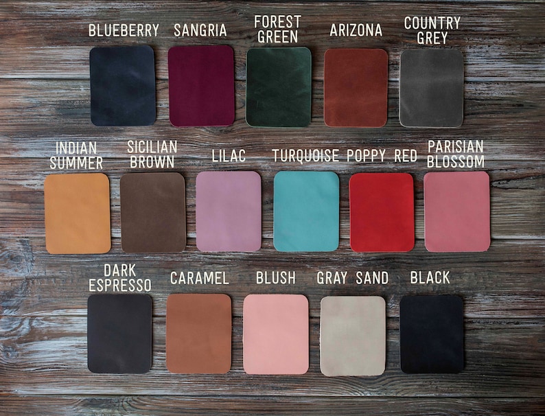 K&ouml;nnte beinhalten: Eine Sammlung von 18 Lederproben in verschiedenen Farben, darunter Blaubeere, Sangria, Waldgr&uuml;n, Arizona, Landgrau, Indischer Sommer, Sizilianisches Braun, Lila, T&uuml;rkis, Mohnrot, Pariser Bl&uuml;te, Dunkelbraun, Karamell, Rouge, Grauer Sand und Schwarz.